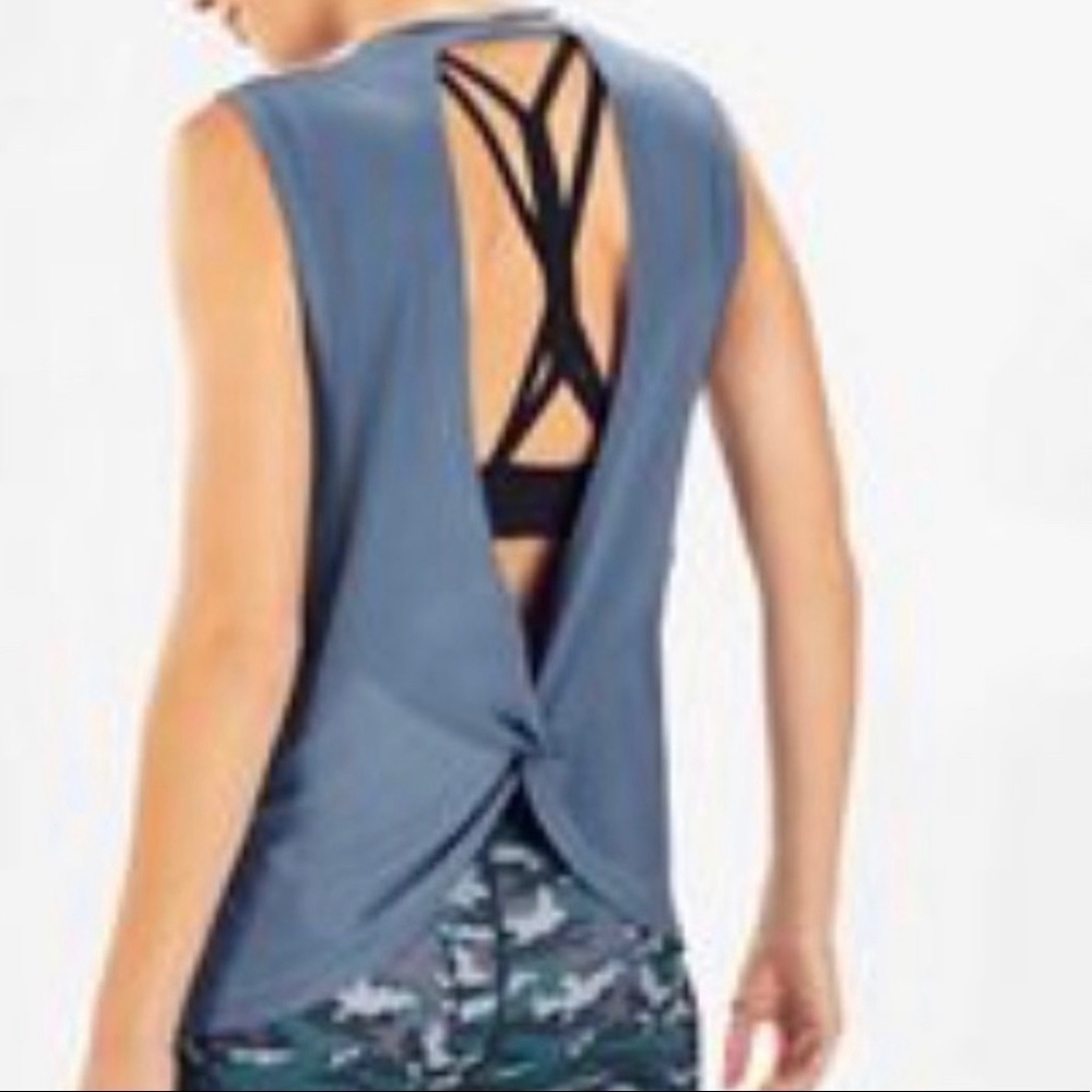 FABLETICS•TOP
